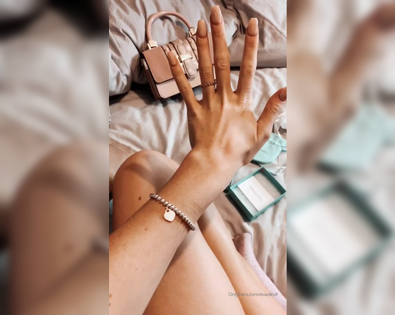 Eva de Vil aka Evadevil OnlyFans - (Video) My BEAUTIFUL new Tiffany bracelet from my french bitch!! And super cute new Dune handbag!