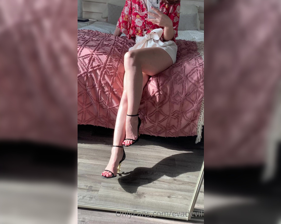 Eva de Vil aka Evadevil OnlyFans - (Video) Worship my heels gleaming in the sun light #September2020 #legs