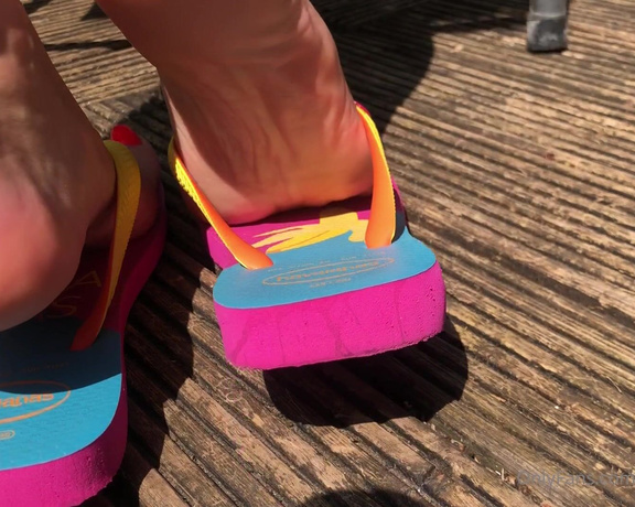 Goddess Vanessa aka Pretty_feet_39 OnlyFans - Flip flops play in the sun Sound on!