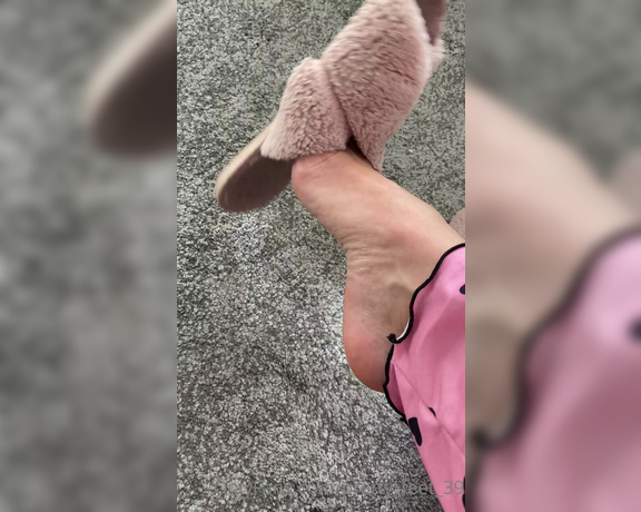 Goddess Vanessa aka Pretty_feet_39 OnlyFans - A little morning dangle with my sweaty slippers