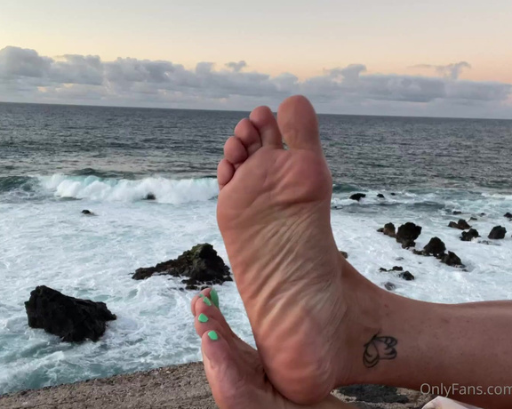 Goddess Vanessa aka Pretty_feet_39 OnlyFans - Watching the sunset