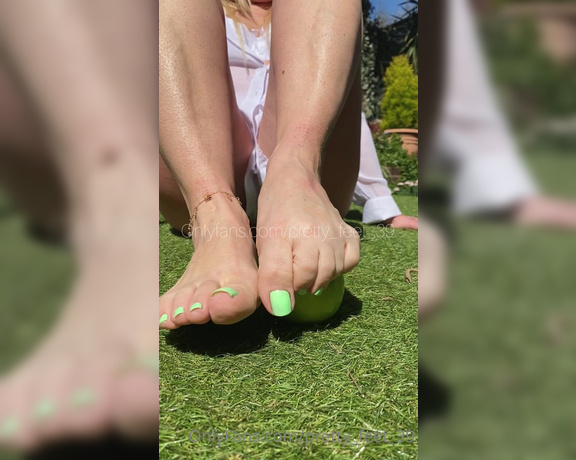 Goddess Vanessa aka Pretty_feet_39 OnlyFans - Suns out! And I’m getting kissed all over!! APPLE JUICE ANYONE 1 of your 5 a day with some juicy s 6