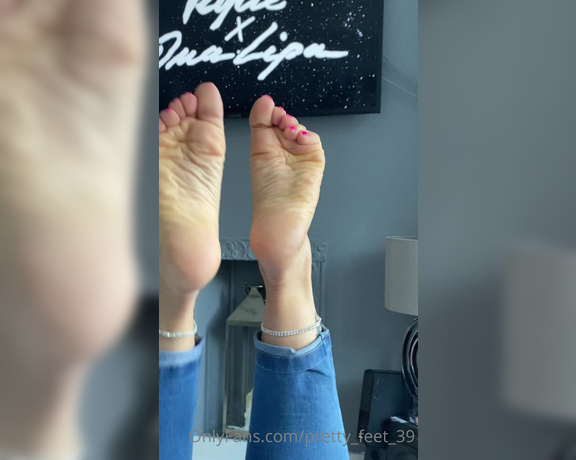 Goddess Vanessa aka Pretty_feet_39 OnlyFans - Count my wrinkles while I wiggle my toes for you