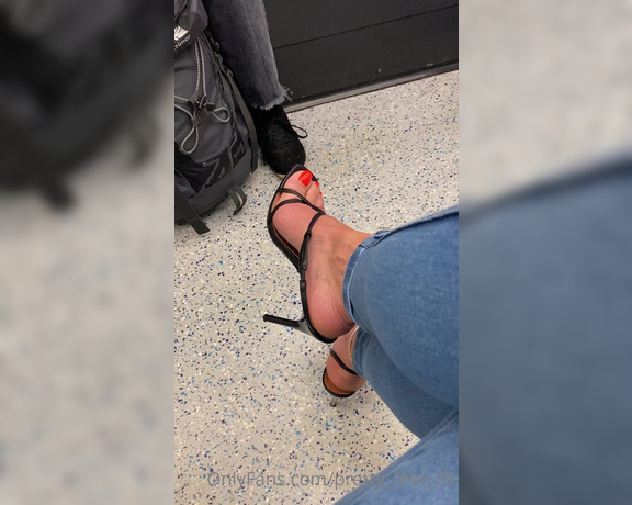 Goddess Vanessa aka Pretty_feet_39 OnlyFans - A little tease on the train