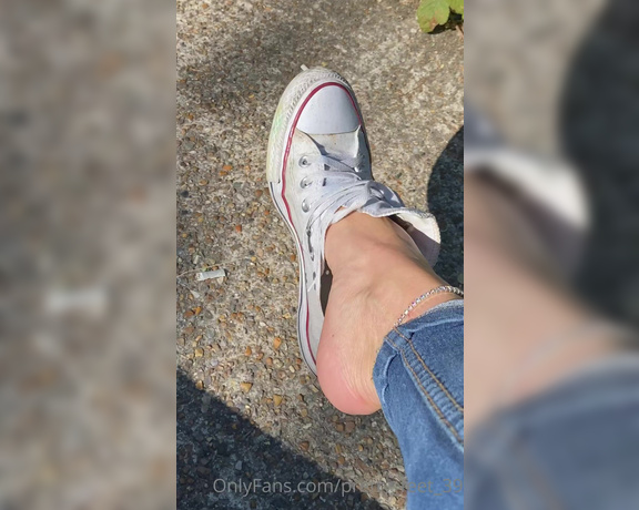 Goddess Vanessa aka Pretty_feet_39 OnlyFans - Those who live in London know how hot it is today and again I wear my converses without socks on a