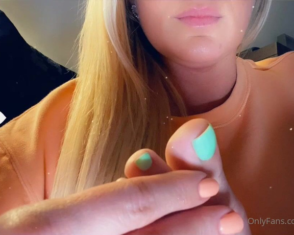 Goddess Vanessa aka Pretty_feet_39 OnlyFans - Do you like it ! Tip me if you want to see more (longer) self worship videos