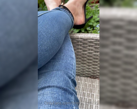 Goddess Vanessa aka Pretty_feet_39 OnlyFans - I bet you would love to put your hard between my sexy arches Go ahead and drench my feet