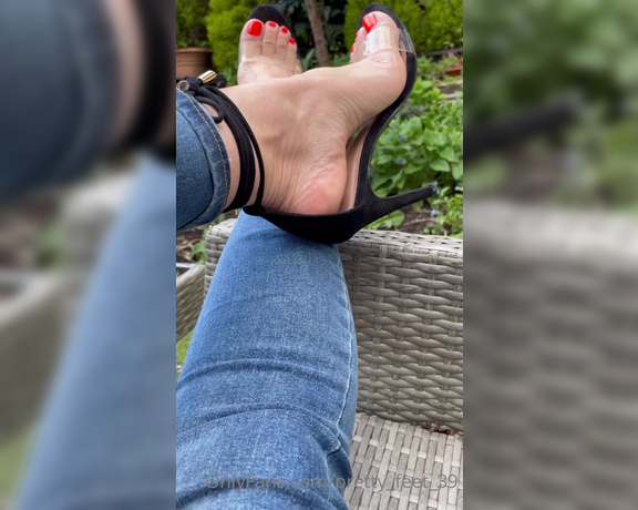 Goddess Vanessa aka Pretty_feet_39 OnlyFans - I bet you would love to put your hard between my sexy arches Go ahead and drench my feet