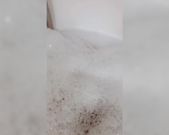 Goddess Vanessa aka Pretty_feet_39 OnlyFans - Bubble bath to end the day hope everyone had a great weekend!