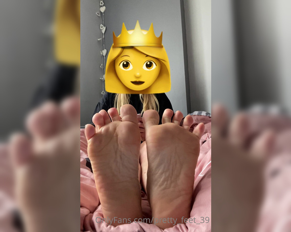 Goddess Vanessa aka Pretty_feet_39 OnlyFans - You know what to do! Yes be a good foot boy and on my beautiful juicy soles!