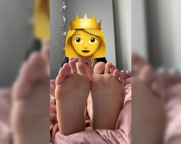 Goddess Vanessa aka Pretty_feet_39 OnlyFans - You know what to do! Yes be a good foot boy and on my beautiful juicy soles!