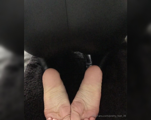 Goddess Vanessa aka Pretty_feet_39 OnlyFans - Oily wrinkled soles  and a little surprise ENJOY!!!