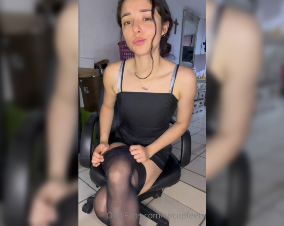 Maggiesita aka Cocopafeet OnlyFans - Medias traslcidas, vestido negro