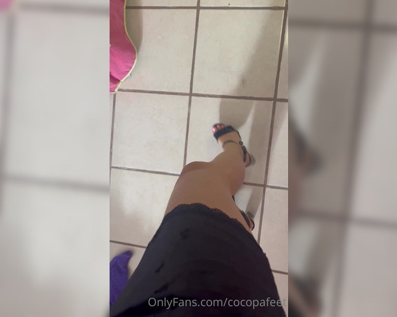 Maggiesita aka Cocopafeet OnlyFans - Andando en tacones con mi amiga Les gustan nuestros pies