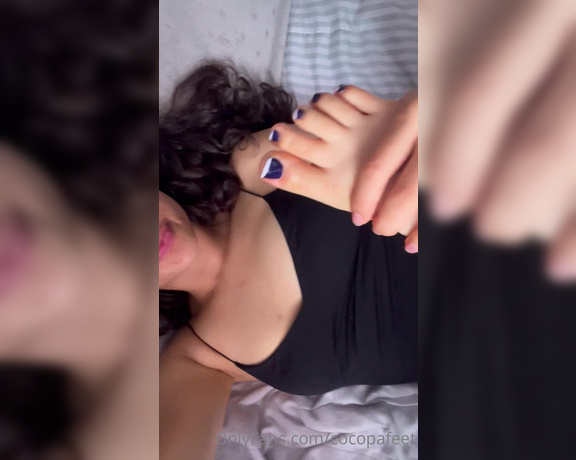 Maggiesita aka Cocopafeet OnlyFans - Quitndome una calcetita rota y chupando mi pie