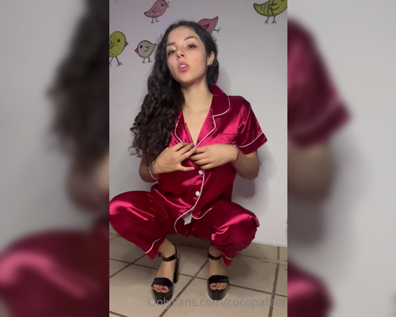 Maggiesita aka Cocopafeet OnlyFans - Video en tacones y pijama navidea