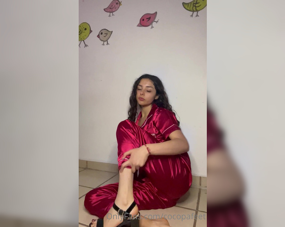 Maggiesita aka Cocopafeet OnlyFans - Video en tacones y pijama navidea