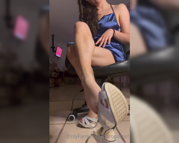 Maggiesita aka Cocopafeet OnlyFans - Shoe play con vestidito azul y tacones plateados