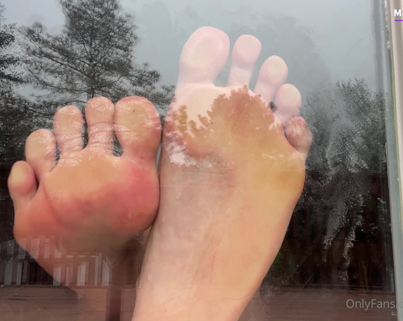 MoodyFeet aka Moodyfeet OnlyFans - Feet on the glass!