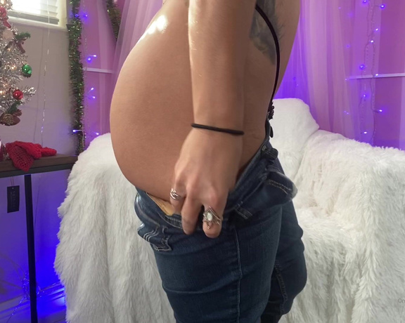 MoodyFeet aka Moodyfeet OnlyFans - Here’s a fun video of me trying to get my ass into super tight jeans!  I hope you all like thes