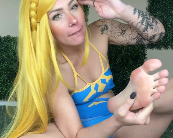 MoodyFeet aka Moodyfeet OnlyFans - Zelda worships her feet for you! (In honor of the new game coming out this week! Did you preorder)