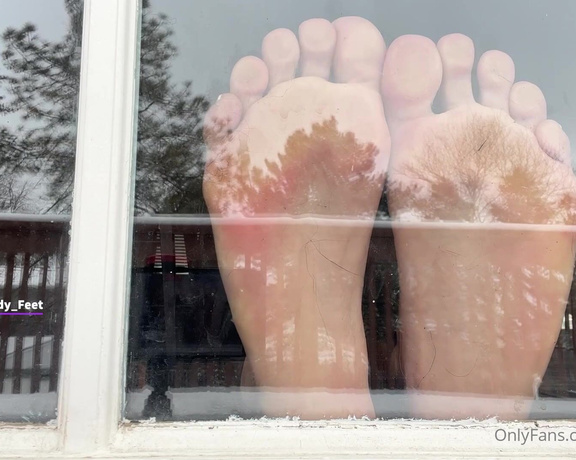 MoodyFeet aka Moodyfeet OnlyFans - I love playing in the snow but I definitely need help warming my feet