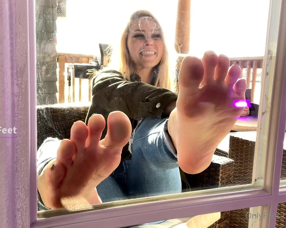 MoodyFeet aka Moodyfeet OnlyFans - Feet on the glass! I love teasing you!