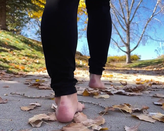 MoodyFeet aka Moodyfeet OnlyFans - Fall is my favorite! I love feeling the leaves crunch under my feet!