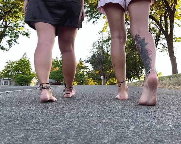 The Cosmic Goddess aka Cosmicstarlight OnlyFans - SLO MO WALKING” In this video you get to see our feet close up while walking down the street They