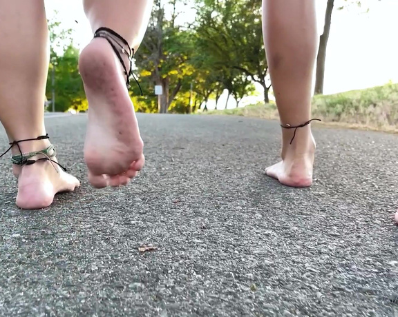 The Cosmic Goddess aka Cosmicstarlight OnlyFans - SLO MO WALKING” In this video you get to see our feet close up while walking down the street They