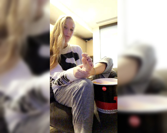 The Cosmic Goddess aka Cosmicstarlight OnlyFans - Lazy night with cosmicuploading & sending customs, and eating popcorn with my feet