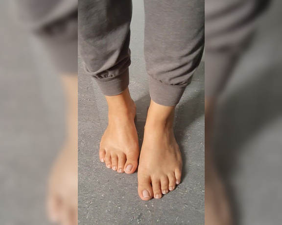 Canelafeet1 aka Canelafeet1 OnlyFans - Do you like my barefeet