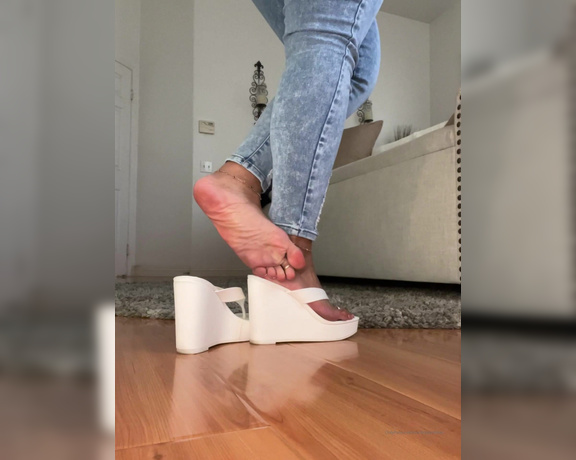 Caribbean Solez aka Caribbeansolez OnlyFans - Funny Story…caught a guy at the supermarket staring at my feet He followed me around for a bit so