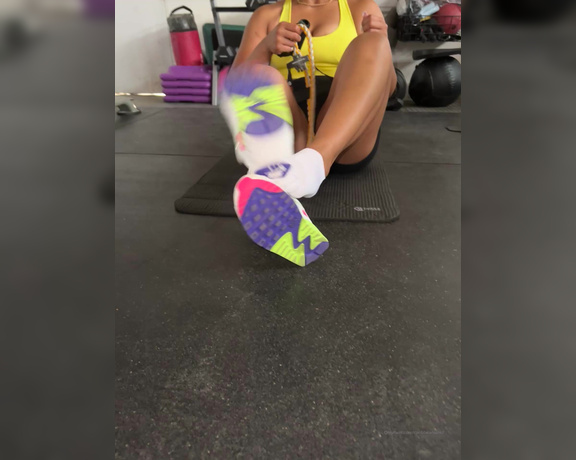 Caribbean Solez aka Caribbeansolez OnlyFans - Soca Gym Session! I got a little interrupted by my husband because it drives him nuts when I’m all 4