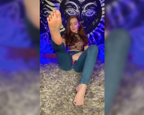 Celestial Tootsies aka Celestialtootsies OnlyFans - Using my vibrator through my jeans