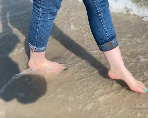 Celestial Tootsies aka Celestialtootsies OnlyFans - Cute lil clip walkin on the beach! I wanna go back (