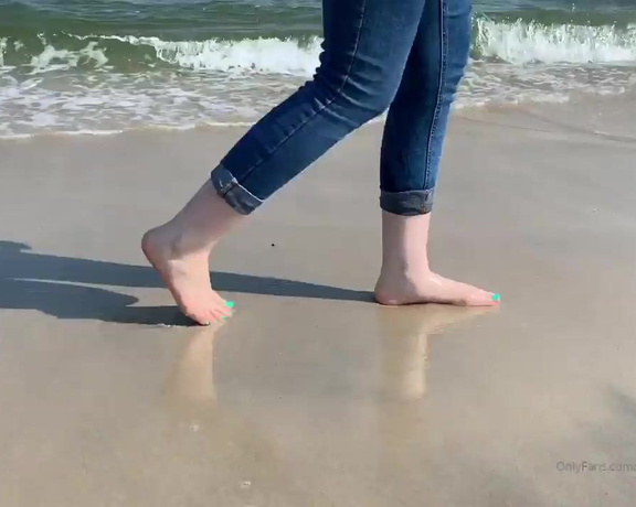 Celestial Tootsies aka Celestialtootsies OnlyFans - Cute lil clip walkin on the beach! I wanna go back (