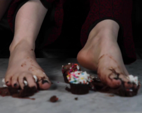 Celestial Tootsies aka Celestialtootsies OnlyFans - Reupload of This was so much fun!! Cupcake smash and self worship yummy!