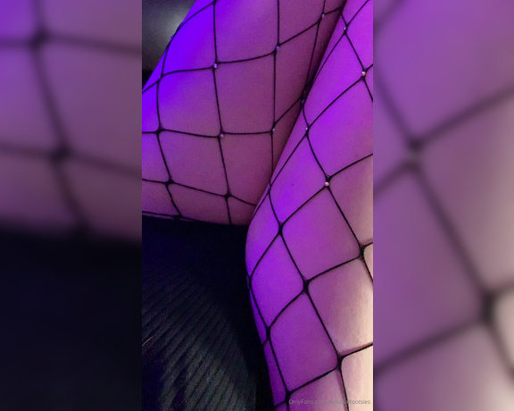 Celestial Tootsies aka Celestialtootsies OnlyFans - Short lil clip to show a closeup in these fishnetsslippers