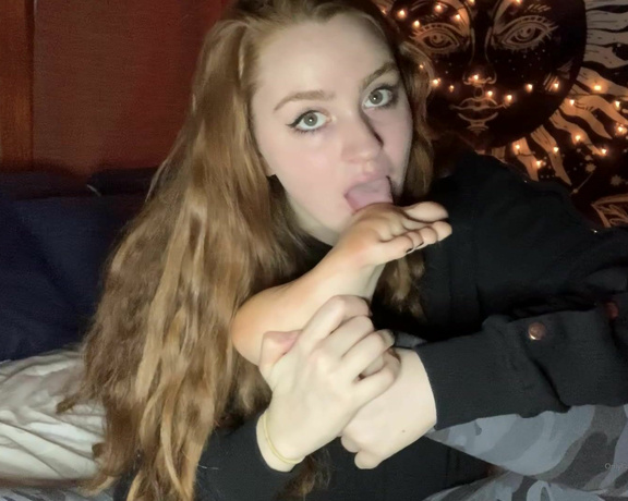 Celestial Tootsies aka Celestialtootsies OnlyFans - Lil preview to a self worship I just filmed ) also fun fact I can fit all 5 toes in my mouth at once