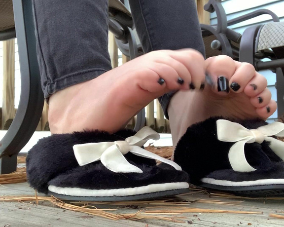 Celestial Tootsies aka Celestialtootsies OnlyFans - Got bored and decided to enjoy the fresh air since I have a coldsinus infection lol I keep getting