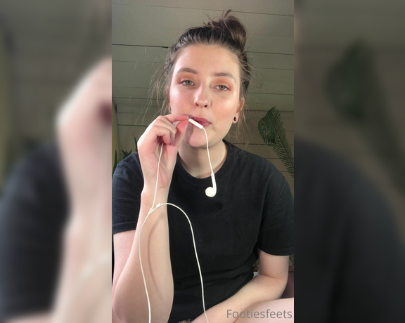 Delilah aka Footiesfeets OnlyFans - Full Video Friyay! I haven’t done any ASMR in a while and it was recommended I do it So here is a