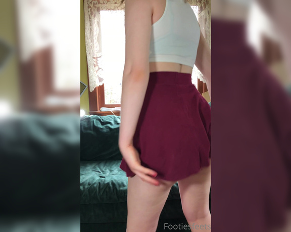 Delilah aka Footiesfeets OnlyFans - Shaking booty tease