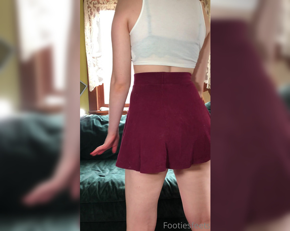 Delilah aka Footiesfeets OnlyFans - Shaking booty tease