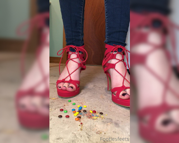 Delilah aka Footiesfeets OnlyFans - M&M crush asmr type I can’t believe how easily I could crush these with my feet tbh