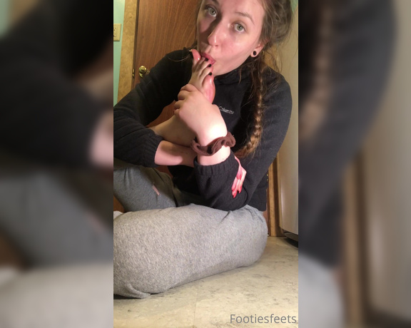 Delilah aka Footiesfeets OnlyFans - A little self worship Watch to see me get up close in personal while I suck my toes