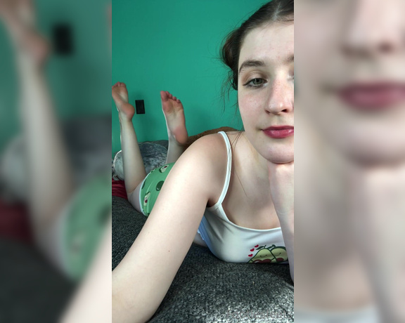 Delilah aka Footiesfeets OnlyFans - Short clip in the pose The pose never gets old