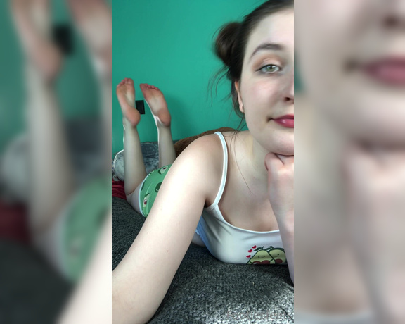 Delilah aka Footiesfeets OnlyFans - Short clip in the pose The pose never gets old