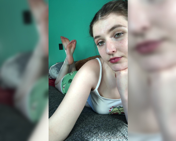 Delilah aka Footiesfeets OnlyFans - Short clip in the pose The pose never gets old