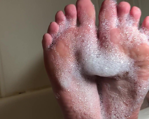 Delilah aka Footiesfeets OnlyFans - Thirsty Thursday Bubble bath soles PT 1 An ignore video while you stare at my soles